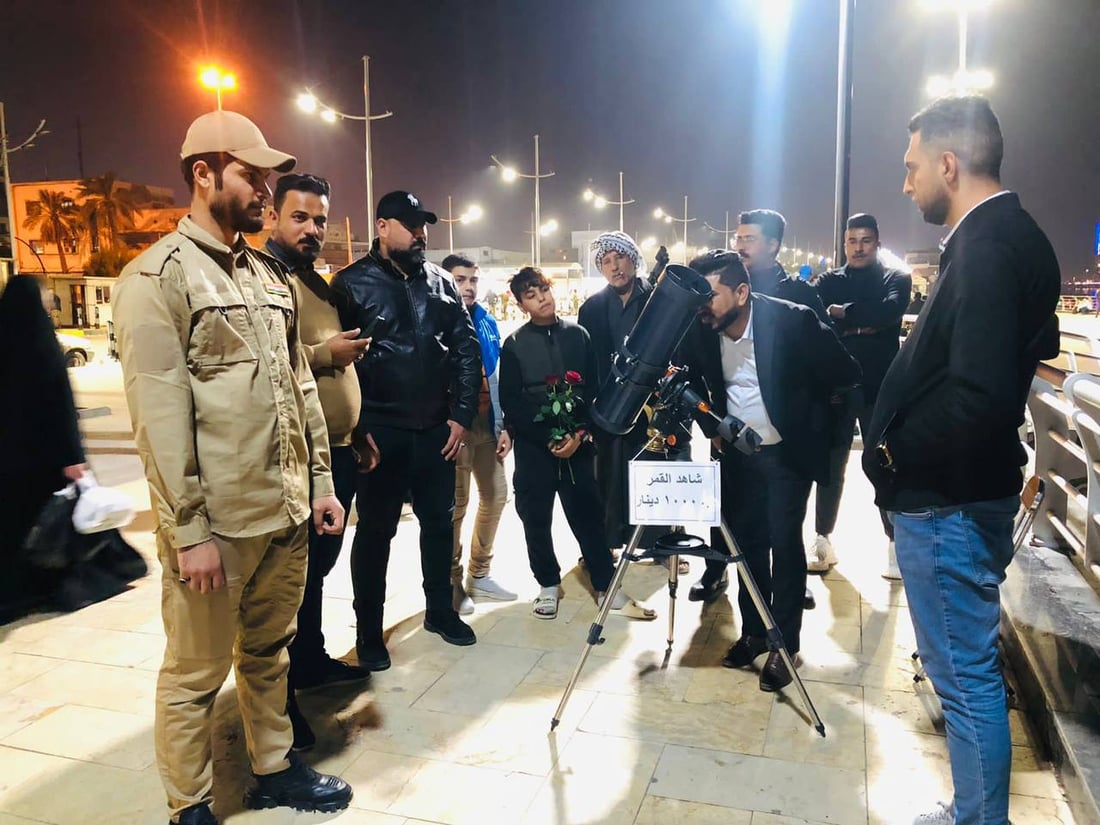 شاهدوا القمر بصورة أقرب.. تلسكوب علي طاهر على كورنيش البصرة (صور)