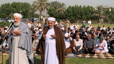 بغداد ترفع أكف الدعاء.. المصلون يؤدون صلاة الاستسقاء في جامع أم الطبول