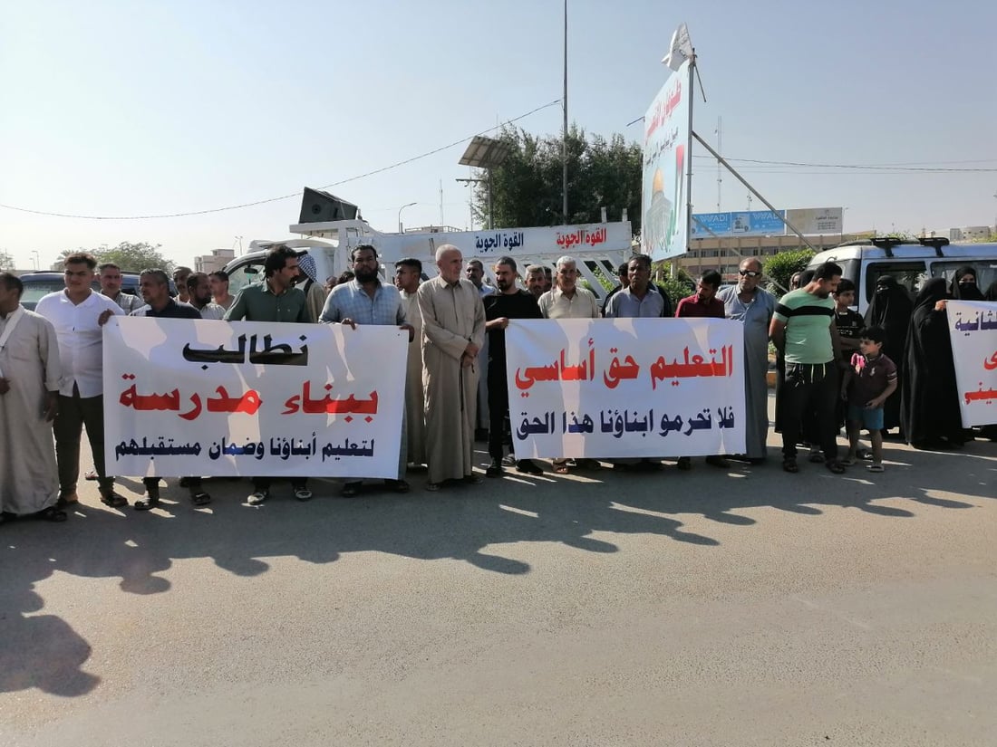 صور: الأمهات تظاهرن في “محيزم”.. لا مدارس سوى واحدة من “السندويتش بنل”!