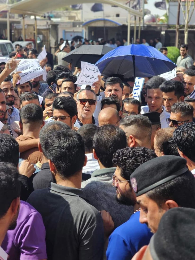 موظفو صحة ذي قار يطالبون بصرف مستحقاتهم.. الوزير وعد بحل المشكلة (صور)