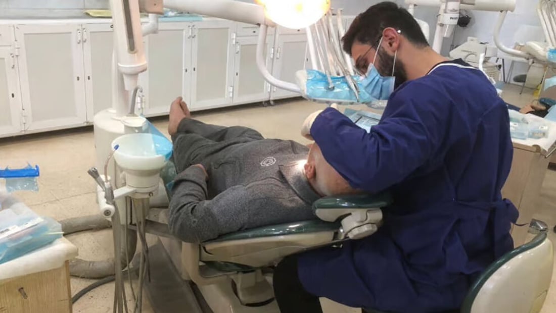 “يحتاجون تقويم”.. فحص أسنان وعلاج مجاني لكبار السن في دار رعاية السليمانية