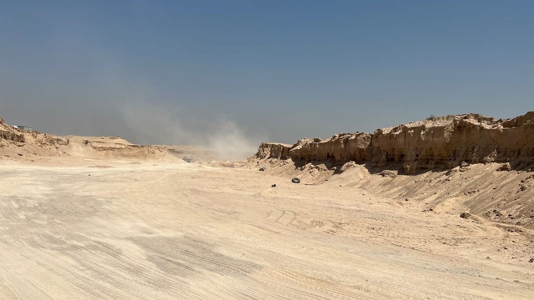 “سنام البصرة كله خير”.. فيديو لاستخراج أفضل مواد البناء من محيط الجبل الوحيد