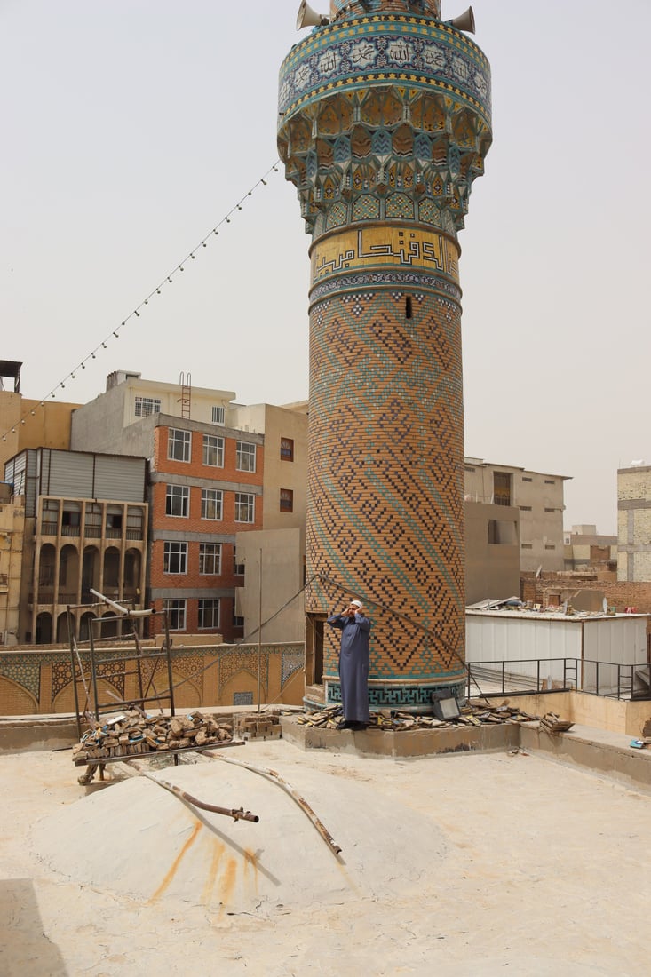 كاميرا 964 تعيد تصوير أرشيف الحيدرخانه.. المؤذن يحاكي لقطة عمرها 90 عاماً (صور)