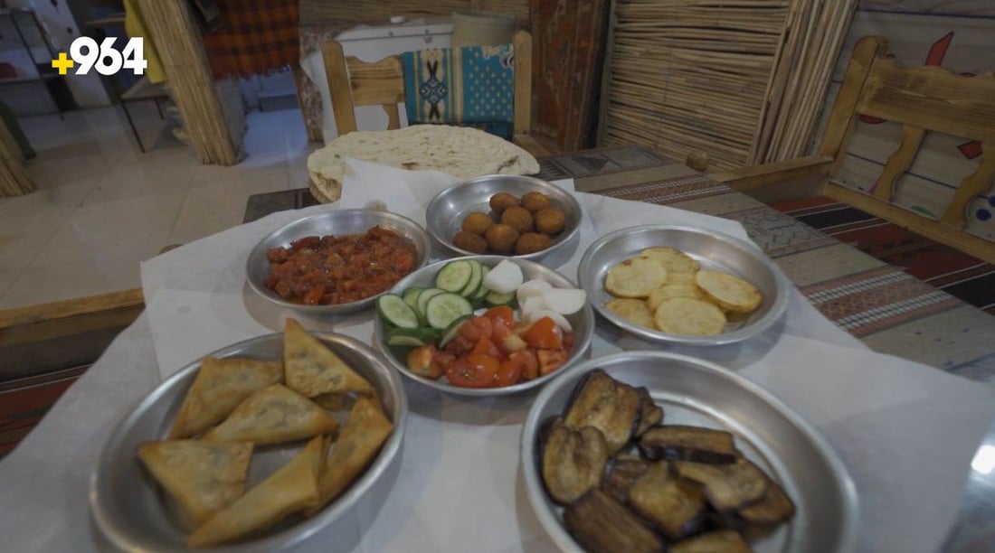 صور: مطعم في بعقوبة يلمس ذكريات العراقيين بـ “صينية بيت” وعلى السطح!