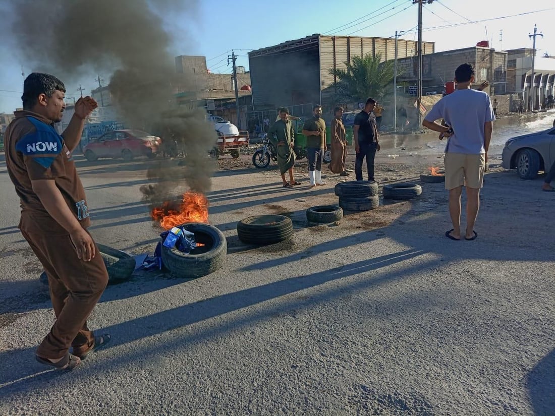 مياه الأمطار تخرج أهالي الحلة في تظاهرة.. إغلاق شارع 80 بالإطارات المشتعلة (صور)