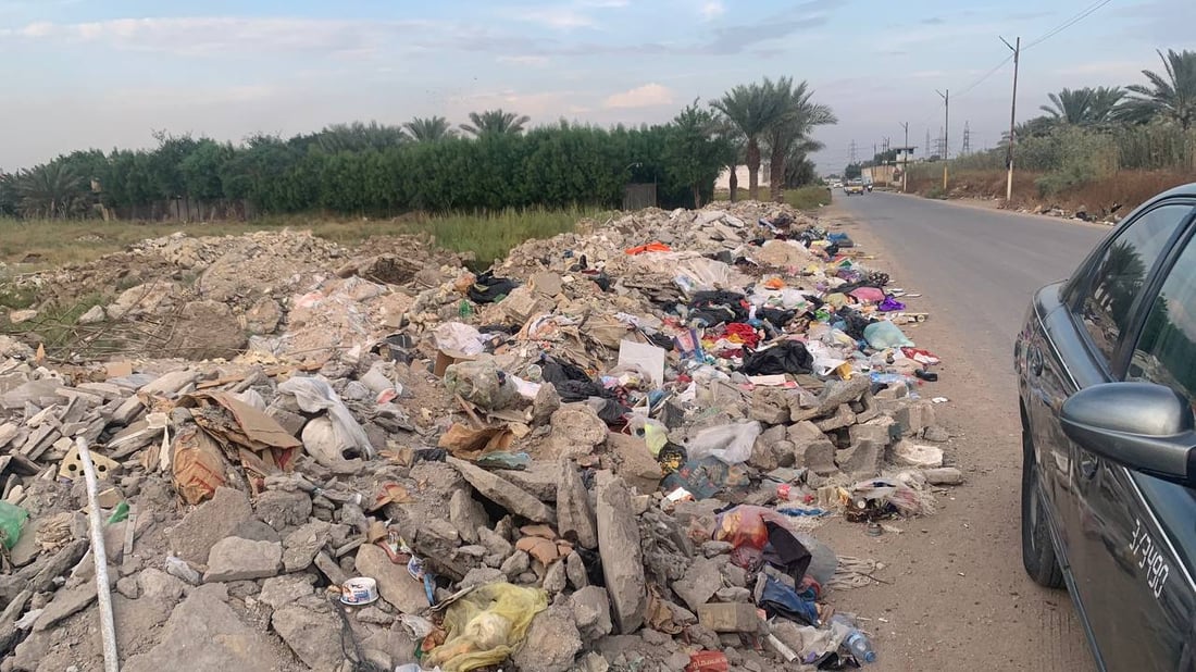 النفايات تحاصر “شمر” في هور رجب.. أمانة بغداد في طريقها لإنقاذ الموقف (صور)