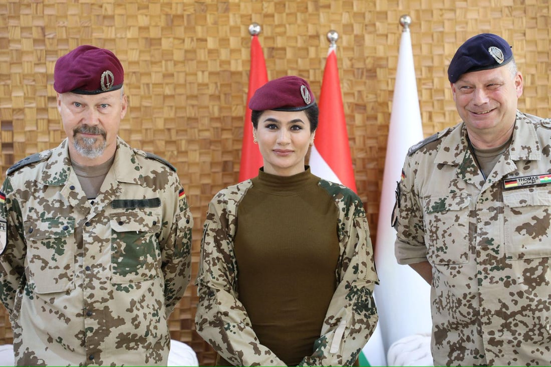 وفد عسكري ألماني يلقب نوخشه ناصح بـ”المرأة القوية” ويهديها بدلة جيشه