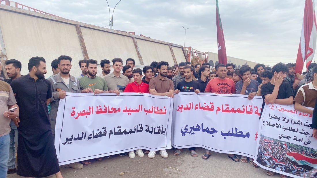 صور: الدير تكسر قرار إيقاف الاحتجاجات بتظاهرة كبيرة تطالب برحيل القائمقام