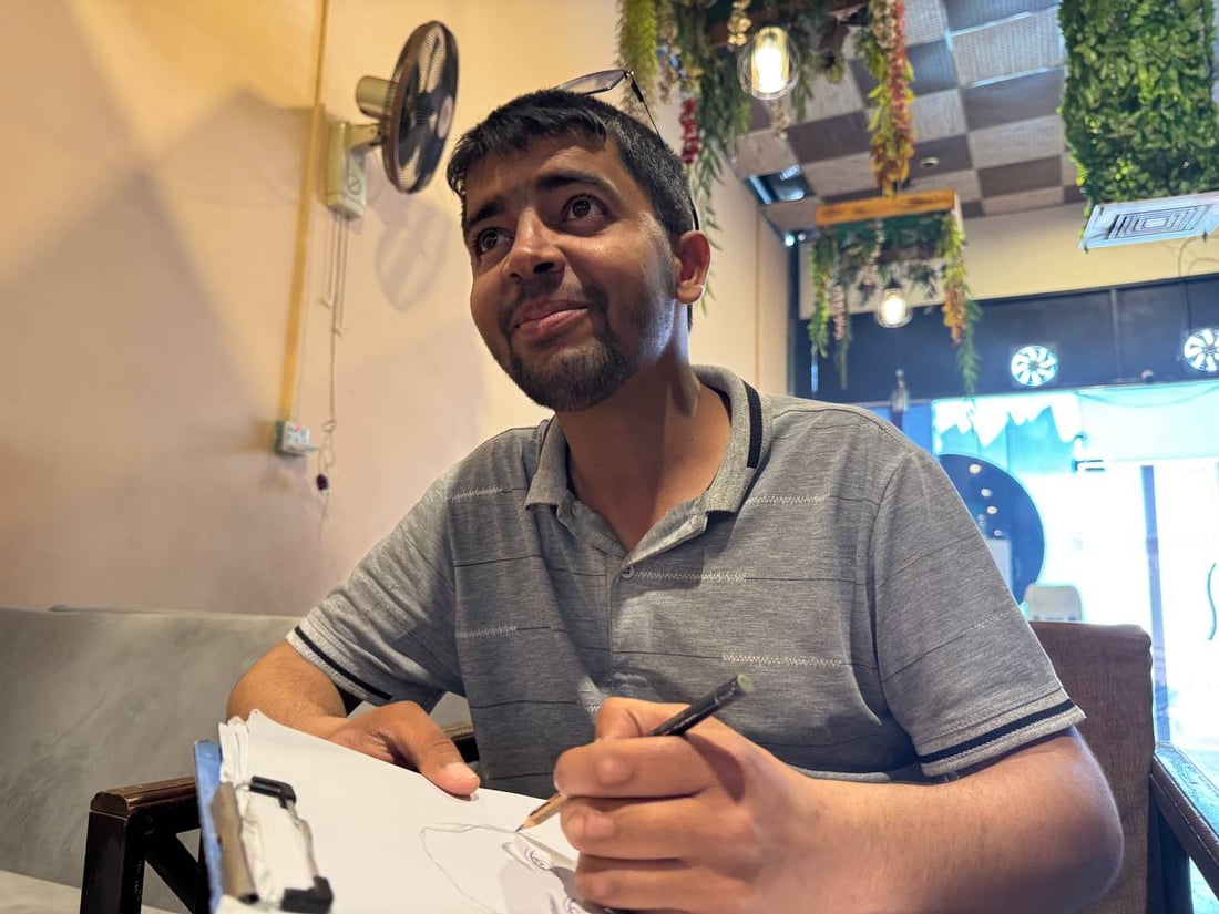 بصراوي يجوب المقاهي بحثاً عن وجوه يرسمها.. حسين يحب فائق حسن ويحلم برابعة العدوية