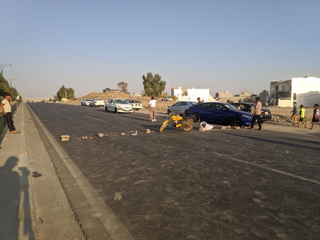 صور: سكان رحيماوا يغلقون طريق أربيل – سليمانية احتجاجاً على شح المياه