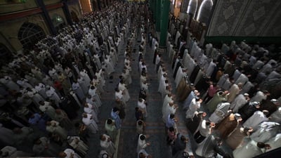 حضور كبير.. صور من صلاة العيد في مرقد الإمام القاسم جنوب بابل