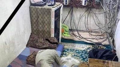 عامل مولدة يفجر رأسه برصاصة في “غرفة الجوزات”