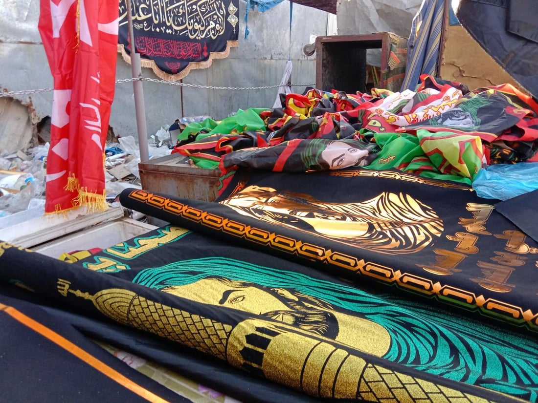 صور: سوق بغداد الجديدة يدخل موسم الأحزان بالرايات السود.. كل الأحجام بأسعار مناسبة