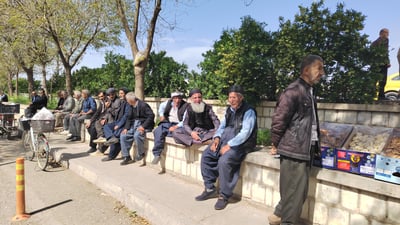 کاتژمێر 1:00 موچە دەدرێت؛ لە بانگى بەیانییەوە سەرە گیراوە