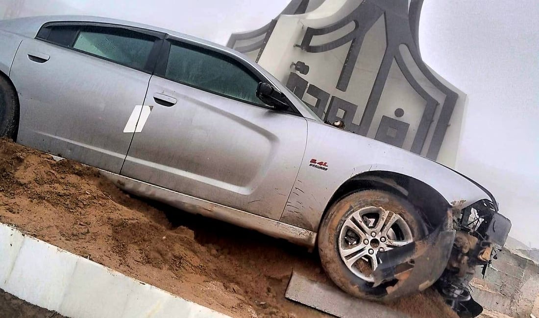 الفلوجة: سائق “جارجر” يقتحم دوّار الساعة ويؤجل افتتاحه (صور)