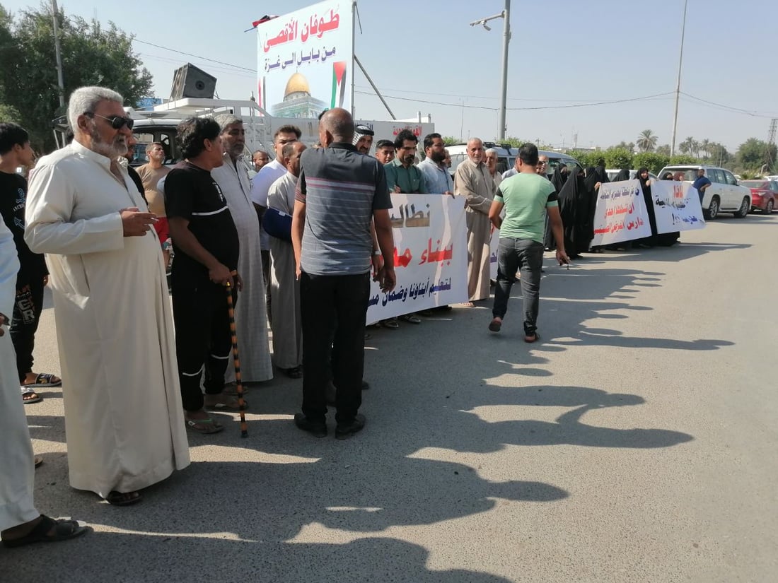 صور: الأمهات تظاهرن في “محيزم”.. لا مدارس سوى واحدة من “السندويتش بنل”!