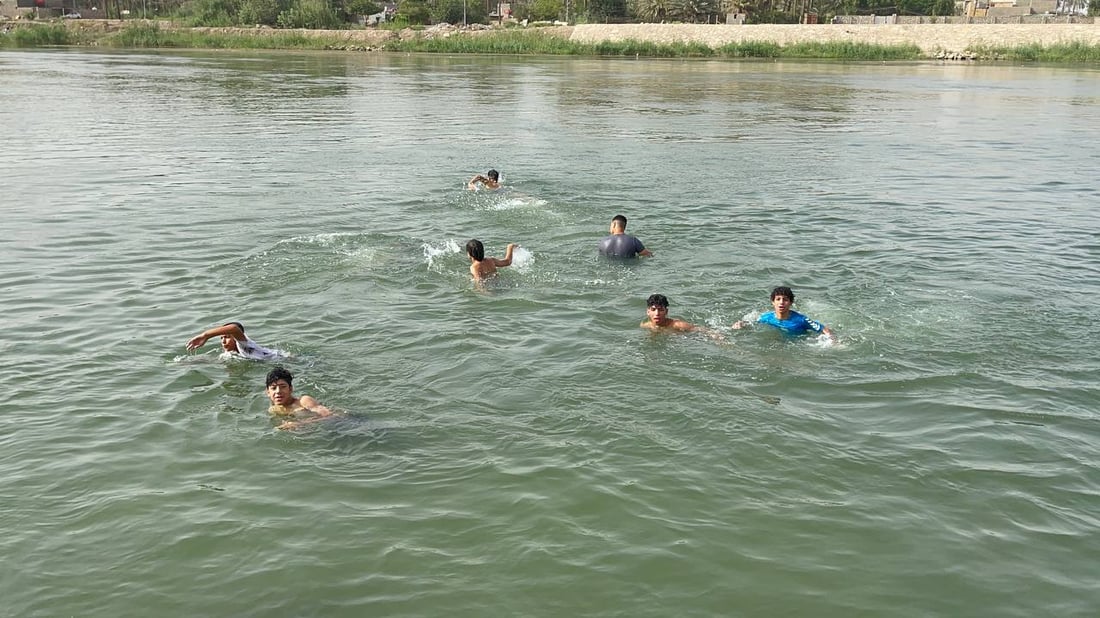صور من ضفاف شط الكوفة: الشباب يحيّرون الشرطة.. يسبحون رغم 5 حالات غرق حتى الآن!