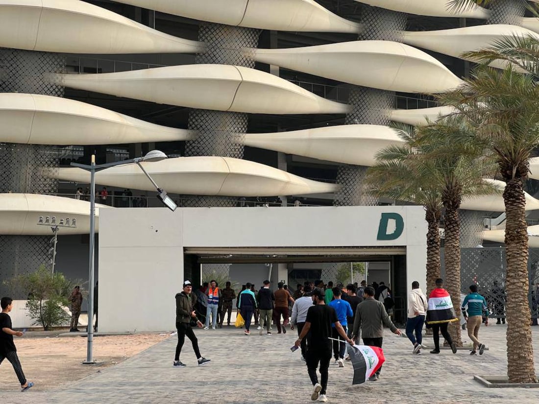 صور من مدرجات جذع النخلة.. آلاف المشجعين في البصرة لمساندة أسود الرافدين