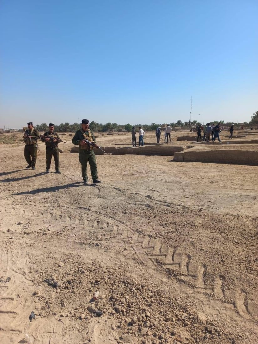 صور: العثور على 13 قطعة أثرية في موقع “إيشان خالد” بالديوانية