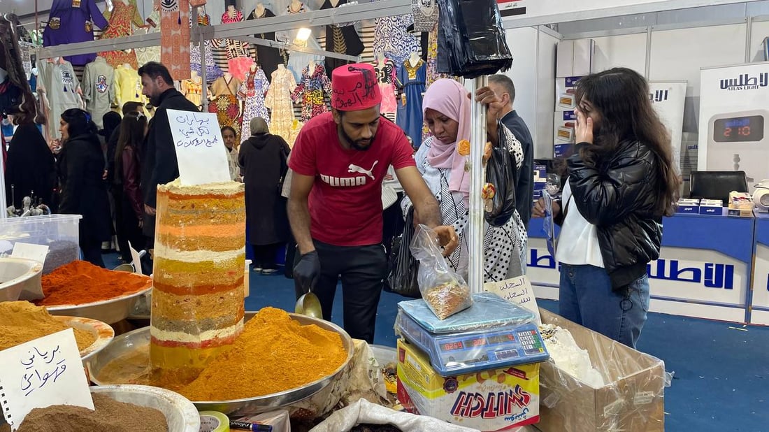 المصريون يعرضون خلطات البهار الخاصة في معرض بغداد و”يتحدثون كثيراً” عن أسرارها