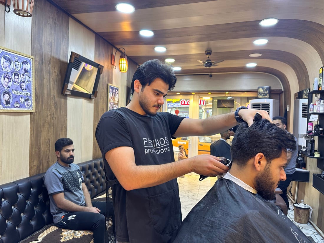 الحجز على الحلاقين بدأ قبل أسبوع.. “حديثة” تجهزت للعيد بنظام يمنع الزحام ونجحت