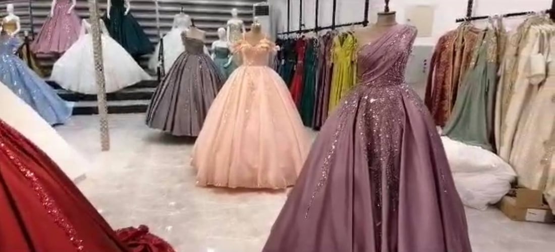 صور: “الغيث” يرضي سيدات الطارمية.. لا داعي لشراء فساتين الزفاف والسهرات