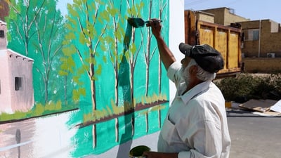 يرسم الغرّاف بالغترة ويتذكر دروس فائق حسن وتسميه مدينة الحي “دافنشي”