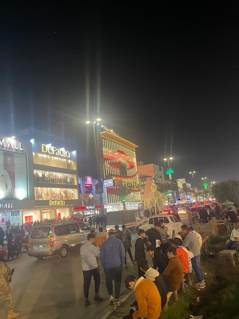 الوضع في شارع السناتر بكربلاء.. عوائل تحتفل ومواكب تطلق أناشيد دينية