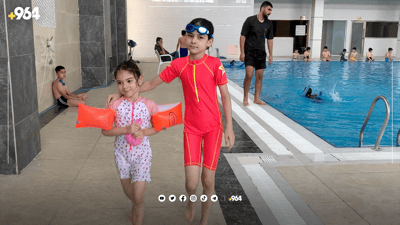 باوکێک دوو کچەکەی فێری مەلەوانی دەکات