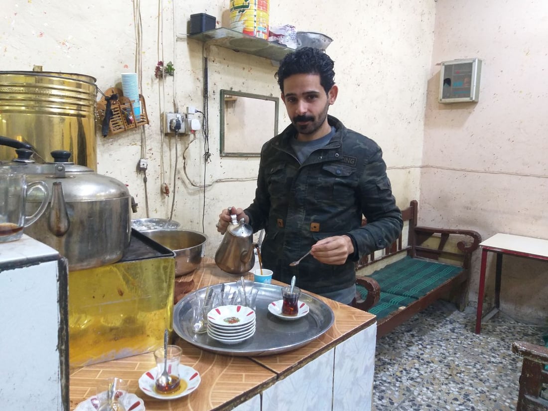 بغداد: “الكادحين” مقهى الكسبة وكبار السن في الحرية.. بلا نارجيلة (صور)