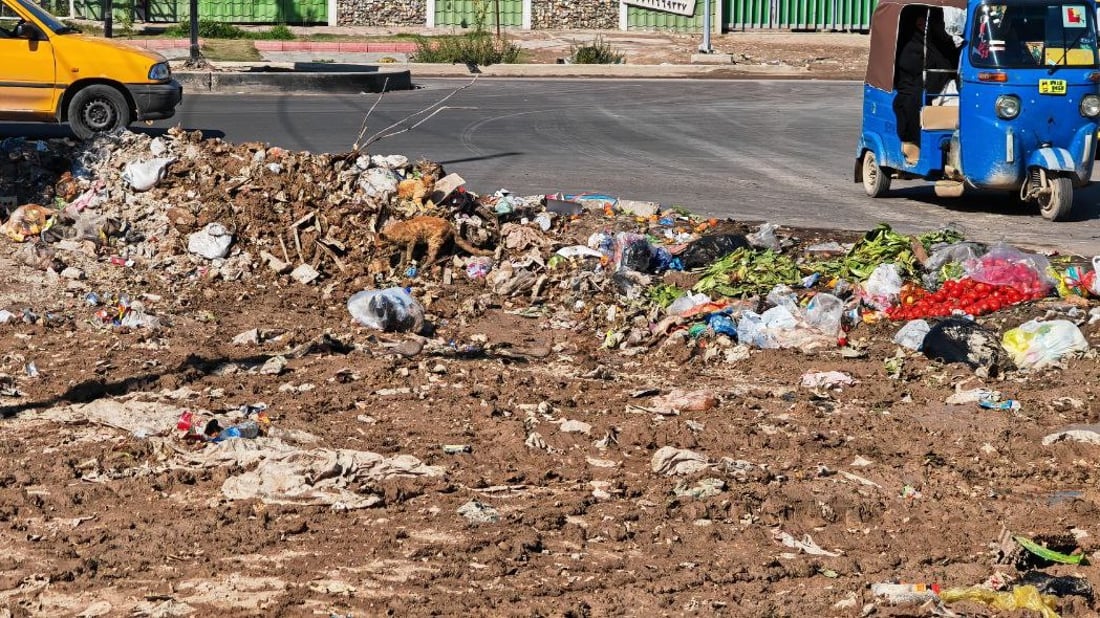 مشكلة أمام جامع فاطمة الكلابية في الحبيبية.. البلدية تعتذر عن دخول الشوارع الضيقة