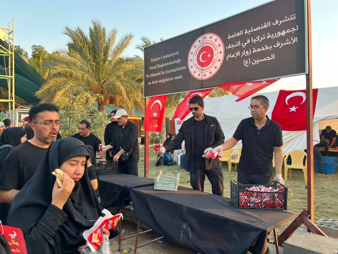 (صور) القنصل التركي يخدم الزائرين في النجف: نحب أهل البيت