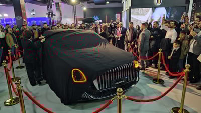 الوحيدة في العراق.. إزالة الستار عن “مايباخ الصين” سيارة رئيس الجمهورية!