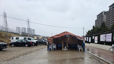 مانگرتووان داوا لە خەڵک دەکەن بە چەترەکانیانەوە بچنە لایان