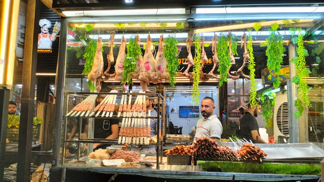 ليالي شارع المسبح أحلى ما في بغداد الجديدة.. تجارة وشاي وعشاء فاخر (صور)