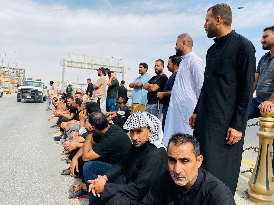 صور من العمارة: أزمة الدولار تؤخر رواتب “بتروجاينا”.. اعتصام أمام مصرف بغداد