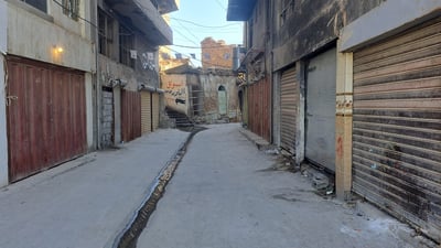 الدولار يثير تذمر الجالسين “تحت موس الحلاق” في الموصل (فيديو)