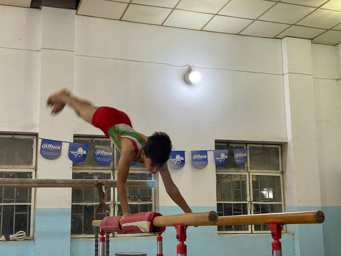 كابتن نوار يدرب أطفال البصرة لذهبية آسيا.. مرح وقساوة في قاعة الجمباز (فيديو)