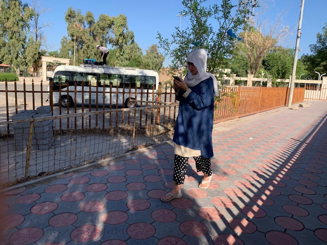 صور: إيطاليات في البصرة وبلغاريات يتأملن شجرة آدم.. انتهى الحر