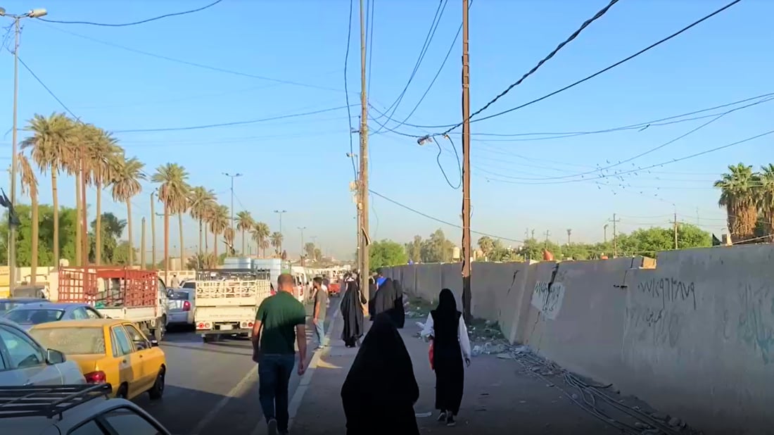 بالفيديو.. الكتل الكونكريتية تجبر أهالي الزعفرانية على الذهاب الى أعمالهم “مشيا