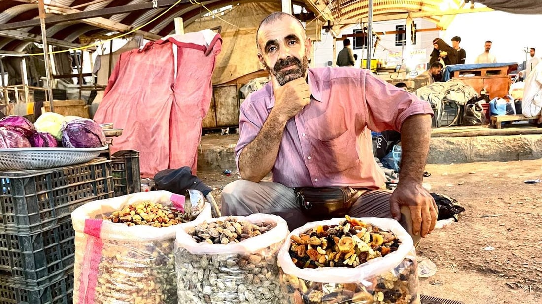 “العراقيون كرماء.. أربح كثيراً”.. صور من بسطة “أبو عرب السوري” في قرنة البصرة