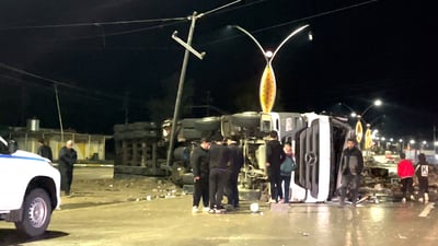 بارهەڵگرێکی پڕ لە ئاسن وەرگەڕا و زیانی بە چەند ستونێکی کارەبا گەیاند