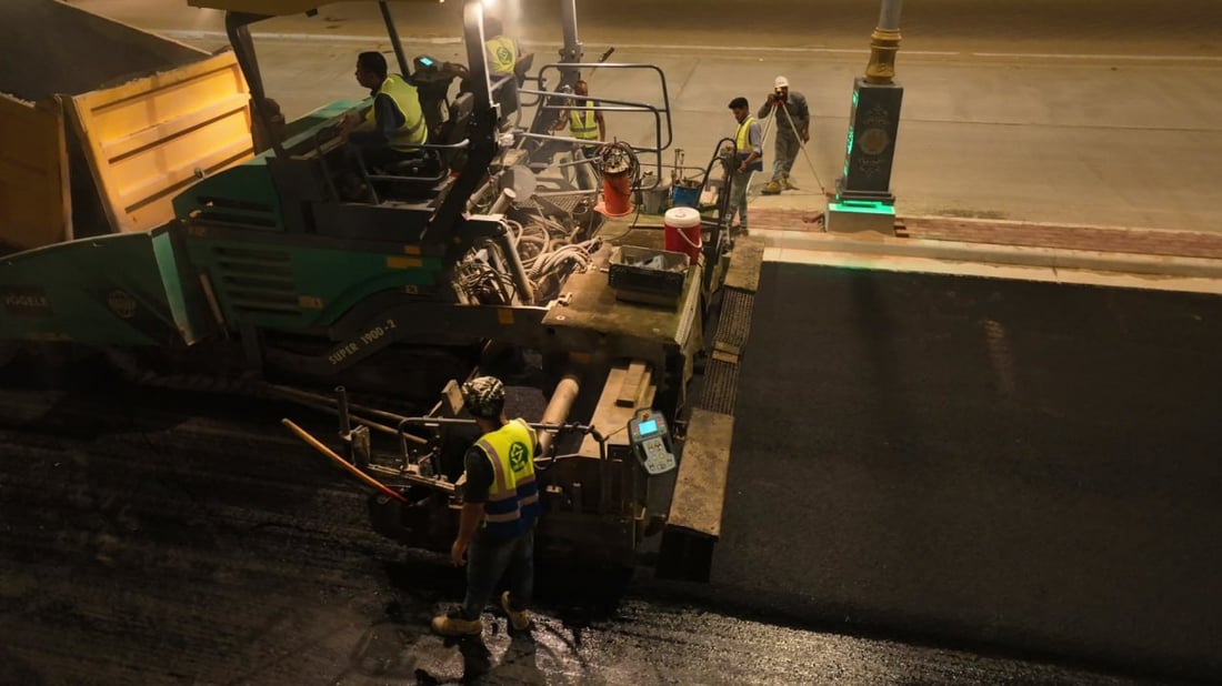 صور من كربلاء.. العمل يتقدم بسرعة في شارع مجمع الدرة