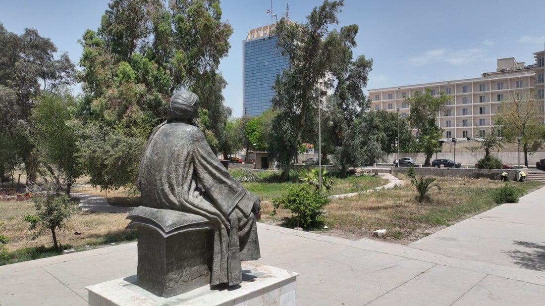 أمانة بغداد تدعو النحات سعد الربيعي لصيانة تمثال أبو نؤاس