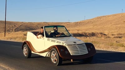 صنع سيارة خشب “أوتوماتيك” في تلعفر ويريد قطع 1000 كم إلى البصرة (فيديو)