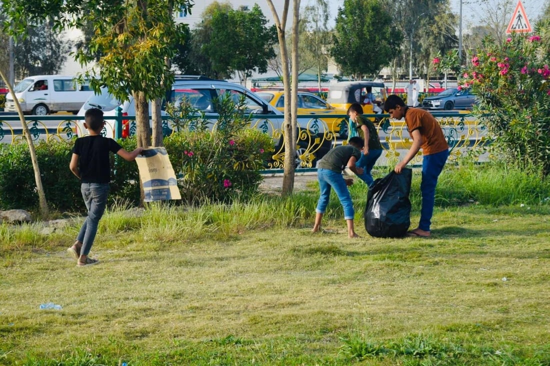 صور: أيتام بعقوبة نظفوا المنتزه وزرعوا الشتلات وشاركوا في إفطار جماعي