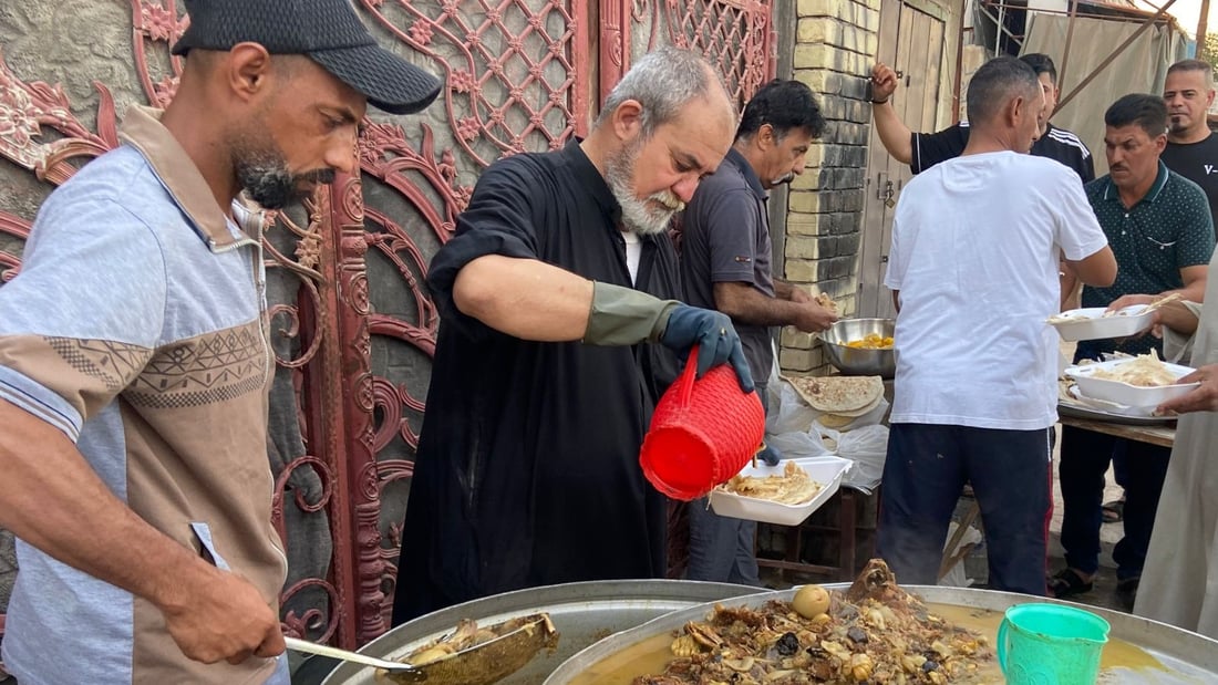 صور: طوابير أمام بيت أبو سجاد في الأبلة.. يوزع المسموطة على الناس من قِدر عملاق