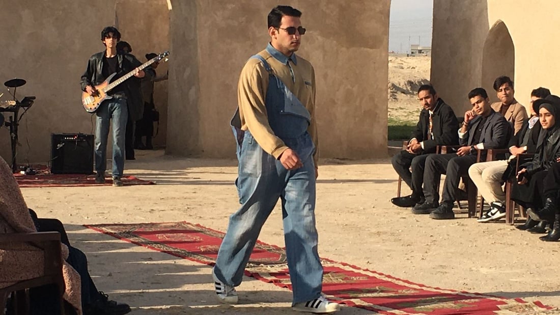 صور: عرض أزياء لملابس الـ”بالة” في حارات العباسيين الأثرية بتنظيم شبابي في البصرة
