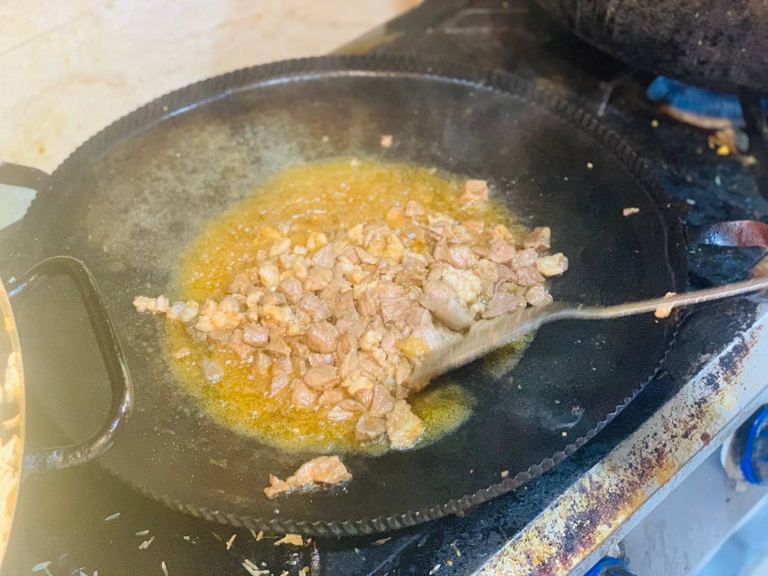 يقصده حتى أهل ربيعة.. مطعم “سليمان” الأشهر في زمار يبيع 200 دجاجة يومياً (صور)