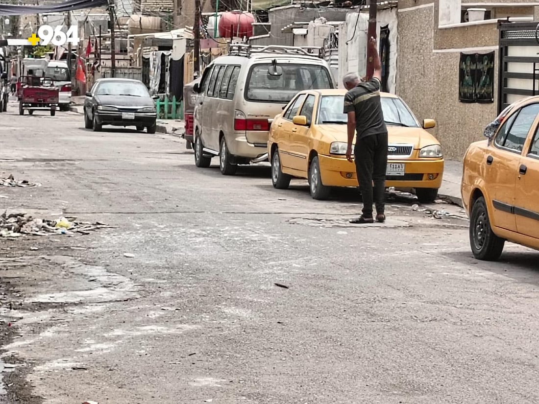 صور: “شهداء العبيدي” غارقة شتاءً وصيفاً.. أغطية المجاري تسرق والقمامة ترمى فيها